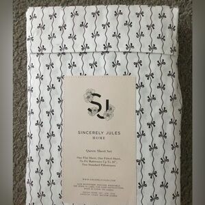 Queen Bow Sheets Black and White